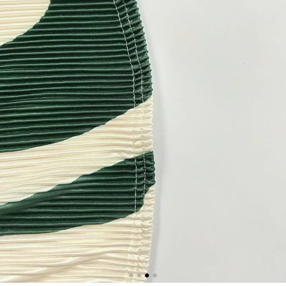 Boutique Women’s Pleated Accordion Tube Top - Picture 4 of 4